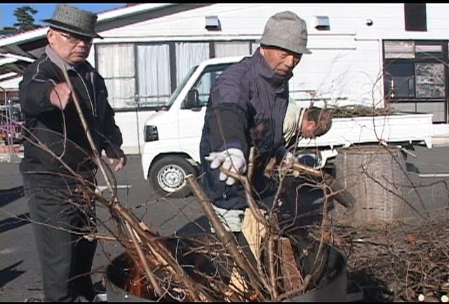 あかまつ学級が松寿荘のお年寄りにヤキイモ振舞う