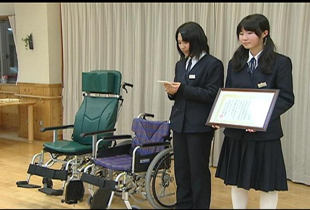 高遠中の生徒が車イスを寄贈