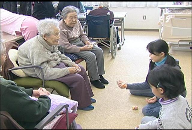 伊那小6年泉組　お年寄りと交流