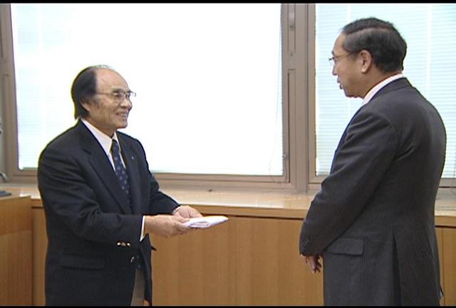 伊那食品　市内中学へ100万円図書券を寄贈