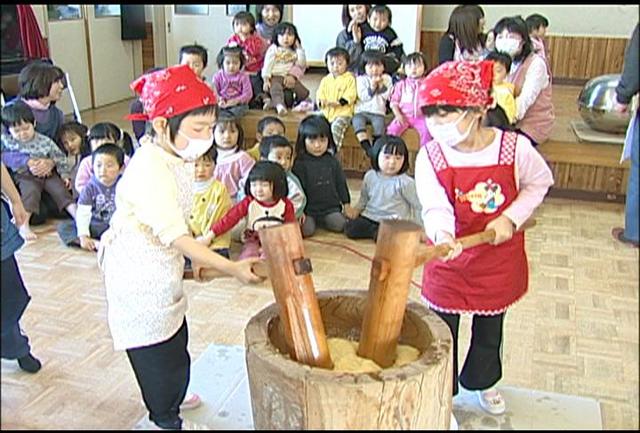 竜北保育園で栃の実使った餅つき大会