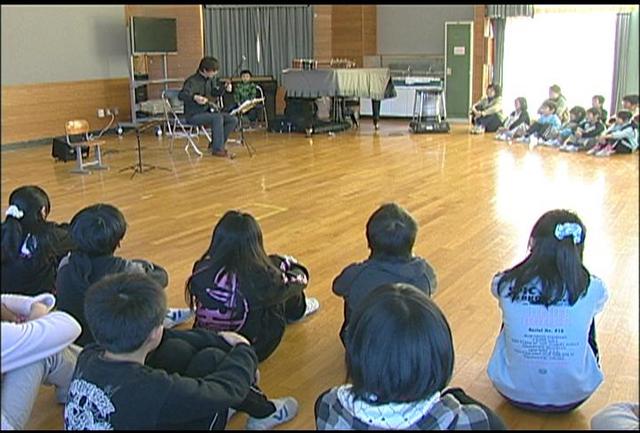 箕輪南小で二胡の演奏会