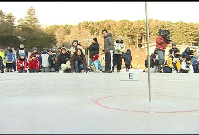 氷上の上でカーリング大会