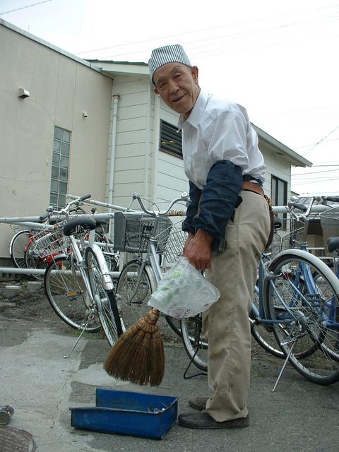 定年退職以来20数年－ボランティアで街掃除<br>伊那市荒井区　竹内荘一さん(82)