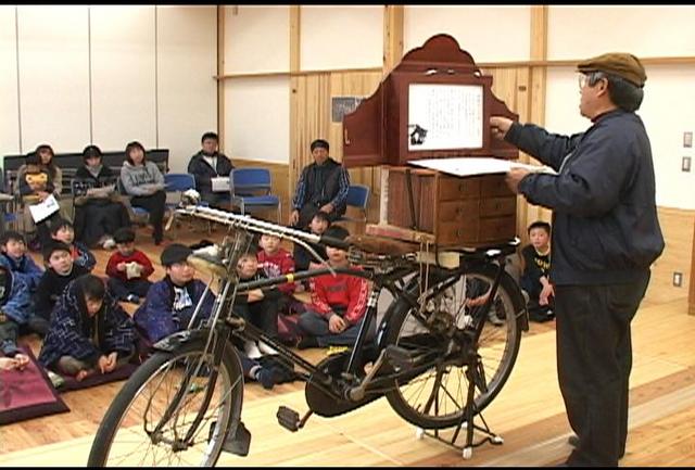 昔なつかしい自転車の紙芝居上演