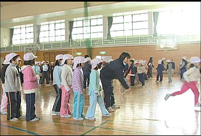 箕輪中部小学校で縄跳びギネス大会