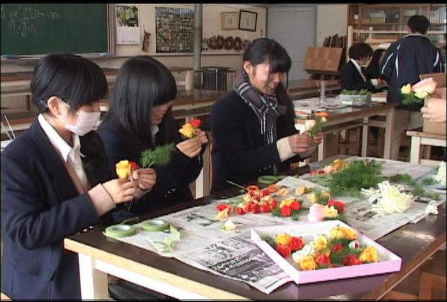 上農生が卒業式用コサージュ作り