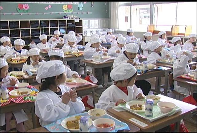 西春近北小学校の1年生　入学して初めての給食