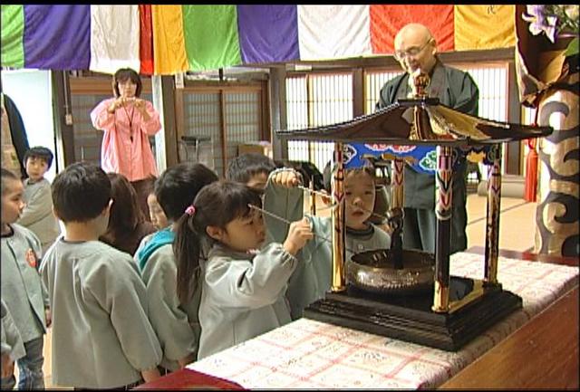 お釈迦様の誕生日祝う　花まつり