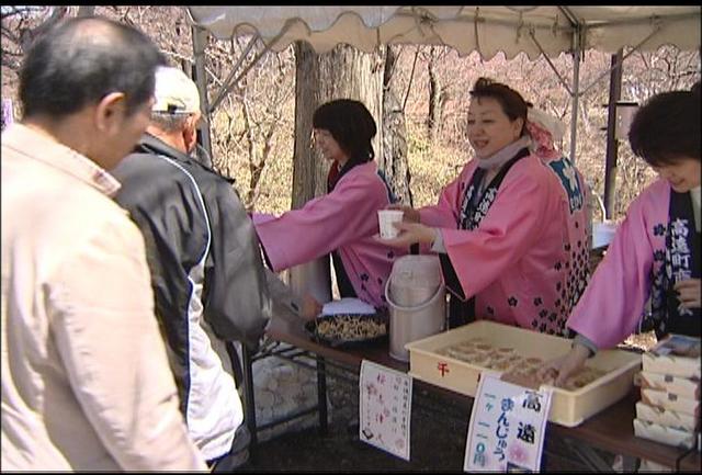 高遠城址公園を訪れた人たちに桜茶振る舞う