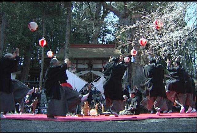 やきもち踊りを奉納