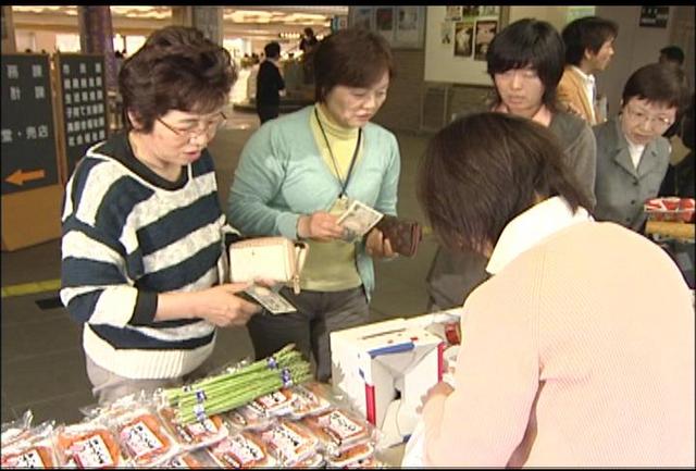 伊那市職労　会津の農産物を販売