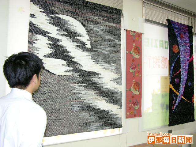 県信組伊那支店で野中ひろみさんの裂織展