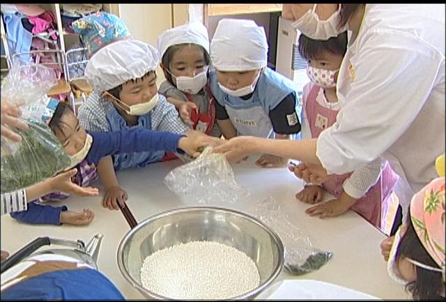 高遠町の高遠第一保育園でヨモギ団子作り