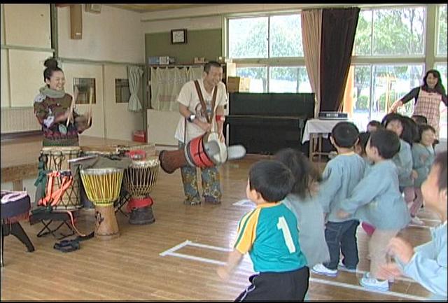 箕輪町のおごち保育園でアフリカン太鼓の演奏