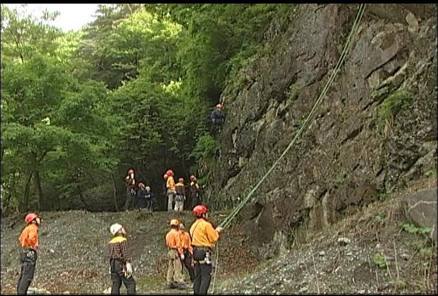 南アルプス北部地区山岳遭難防止対策協会　岩場で訓練