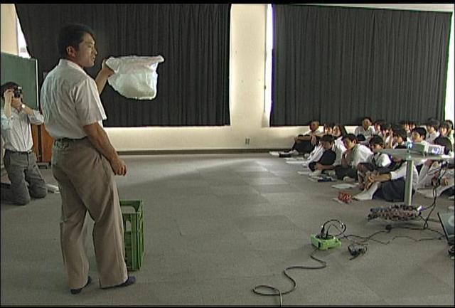 伊那中学校で袋式トイレの使い方の説明会