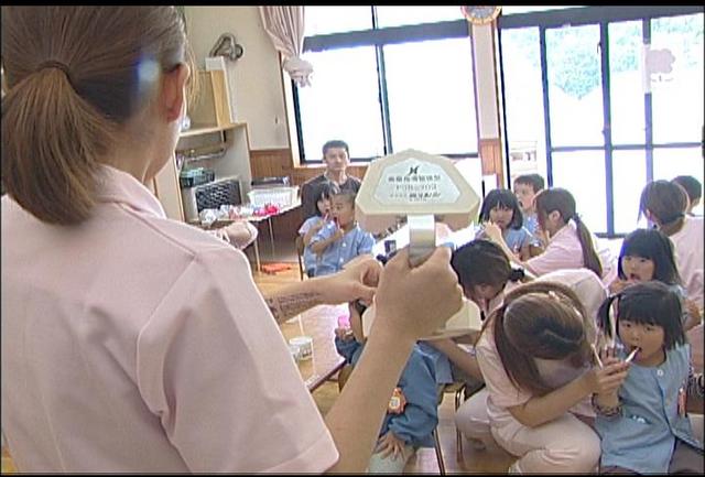 長野県公衆衛生専門学校の2年生　園児達に歯のブラッシング指導