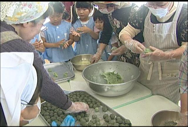 南部保育園　地域のお年寄りと一緒によもぎ団子作り