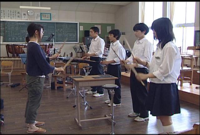 東京芸術大学の学生が中学生に楽器指導