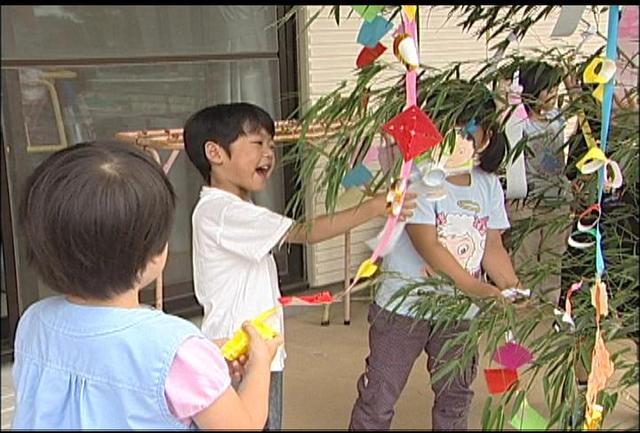 南箕輪村中部保育園の園児　七夕の飾り付け