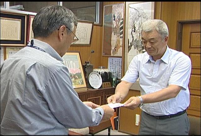 伊那市高遠町のそば店「壱刻」　義援金を市に届ける