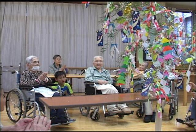 高遠北小がさくらの里のお年寄りと交流