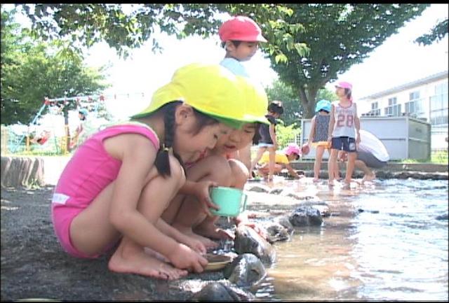 竜西保育園　園庭のせせらぎ水路で水遊び