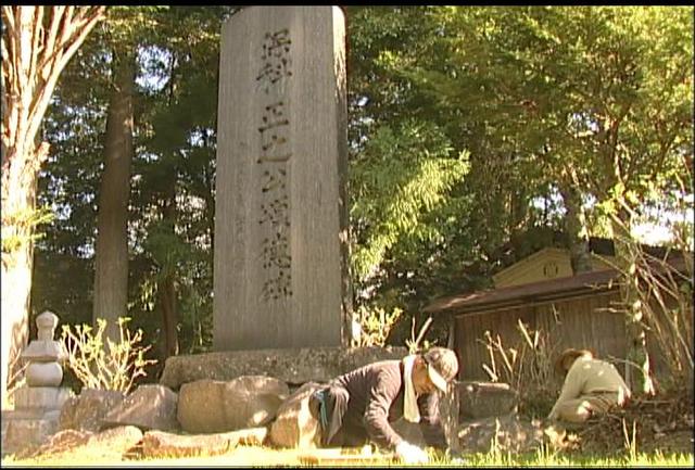 郷土研究会が保科家ゆかりの寺を清掃