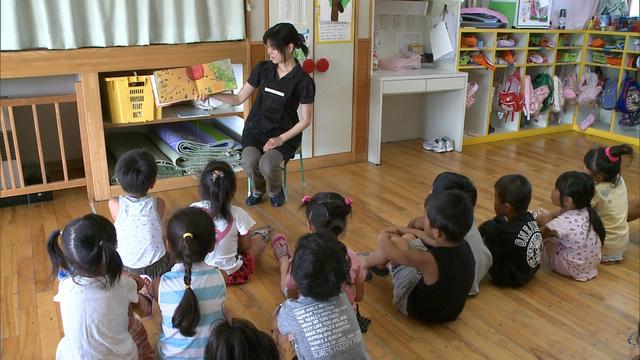 小学校の図書館司書が保育園で読み聞かせ