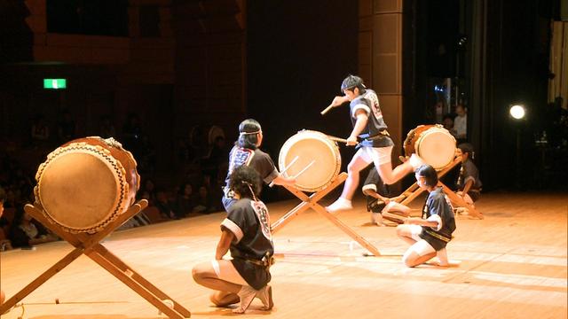 沖縄の太鼓、島唄に1，600人が酔う