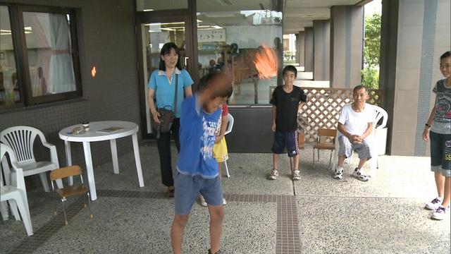 伊那図書館で縄文式火起こし体験