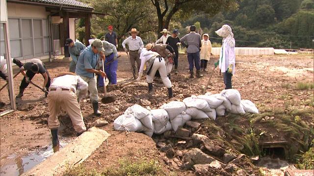 高遠町長藤で水路から土砂流出