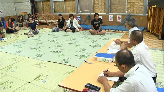 3保育園の統廃合計画署名を渡す