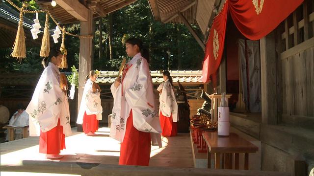 春日神社例大祭で浦安の舞奉納