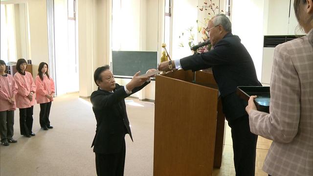 箕輪町　新しい副町長に選任された白鳥一利さんの就任式