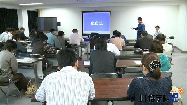 応急手当普及員が心肺蘇生法の変更点学ぶ