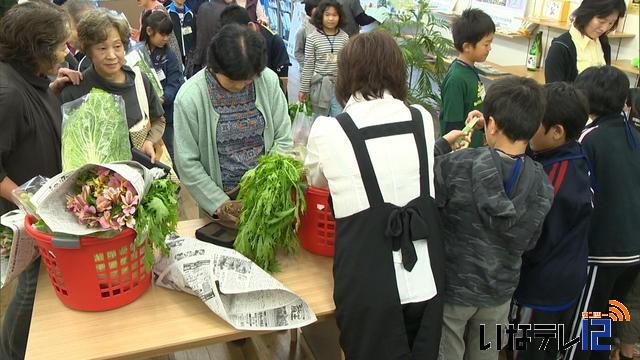 地域の生産者が作った野菜などを売る「街なか秋市」