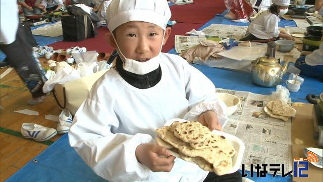 西箕輪小2年生が小麦の収穫祭