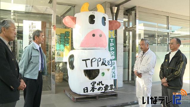 日本の農業に関心を　牛のオブジェ制作