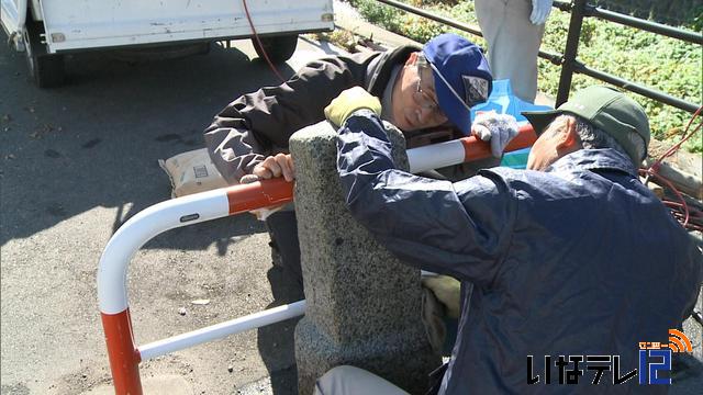 伊那街道を歩こう会　明十橋たもとに道標の移設