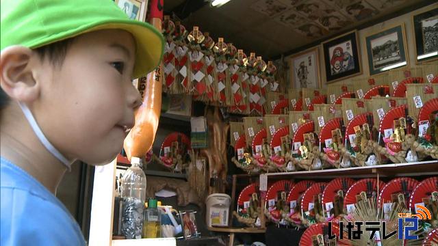 田中豊文さん縁起物づくり