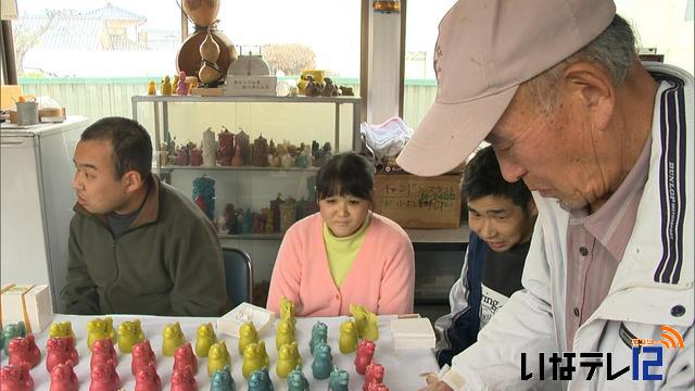 小松養蜂園で蜜ろうの置物作り