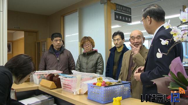 小松養蜂園の小松さんとゆめわーく利用者　蜜ろうの置物を市役所に届ける