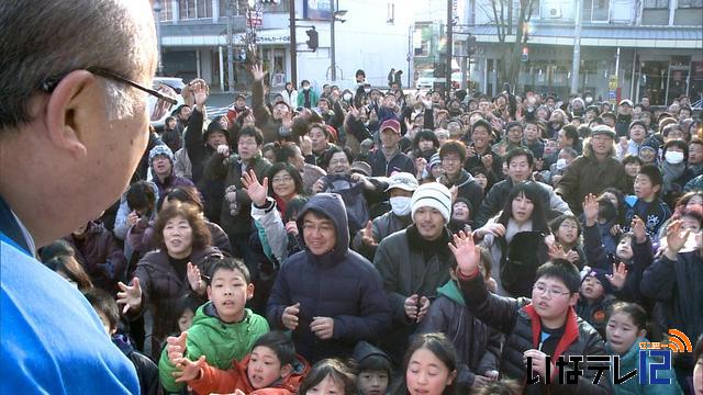 新春初売りのイベント「お宝投げ」