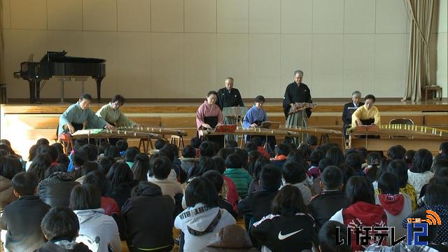 東春近小で慶祝音楽鑑賞会