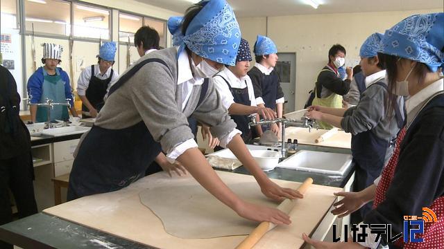 上農生が食文化学習でそば打ち