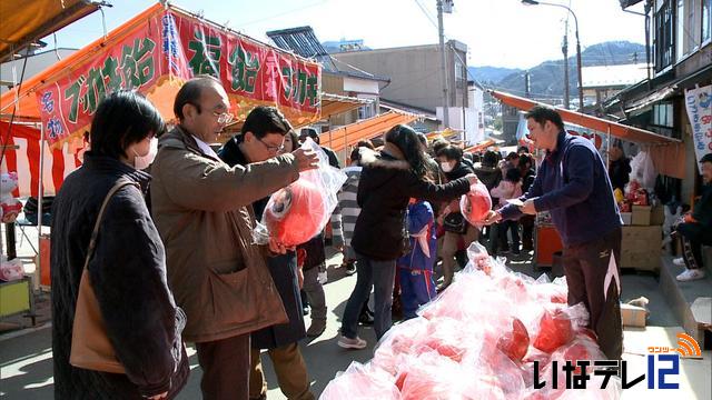 高遠町で伝統のだるま市