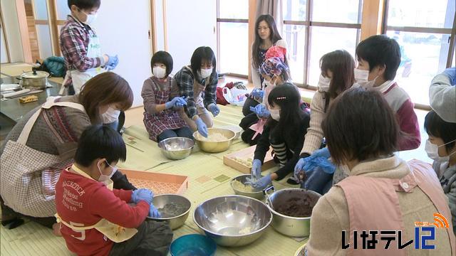 伊那市西町の小黒常会　牡丹餅を作り交流