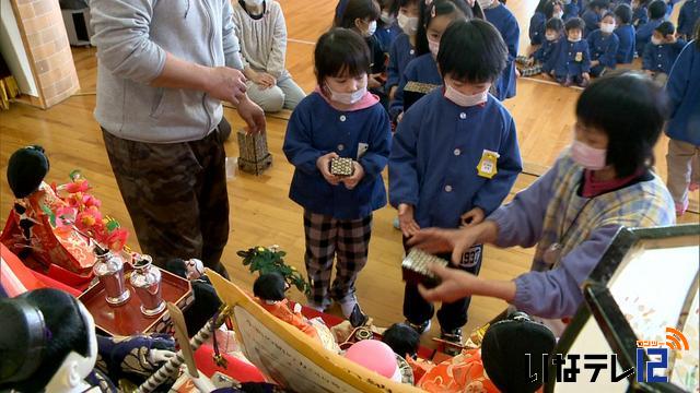 南箕輪村中部保育園でひな人形飾り付け